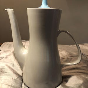 Twin-tone seagull and ice green Poole Pottery coffee pot excellent condition