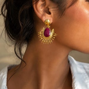 Statement-Ohrringe im osmanischen Stil mit Rubinen | 21 Karat vergoldetes Messing | Handgefertigter türkischer Boho-Schmuck | Vintage-inspirierte Hängeohrringe
