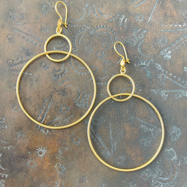 Boucles d'oreilles double cercle, Boucles d'oreilles double cercle, Laiton plaqué or, Boucles d'oreilles deux cercles, Boucles d'oreilles en or, cadeau pour elle