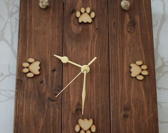 Reloj de madera de palets reciclada con forma de perro - Huellas de patas con etiqueta de regalo opcional
