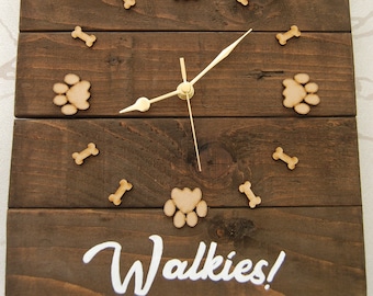 Reloj para perros Walkies de madera de palets recuperados: huellas de patas y huesos con etiquetas de regalo opcionales