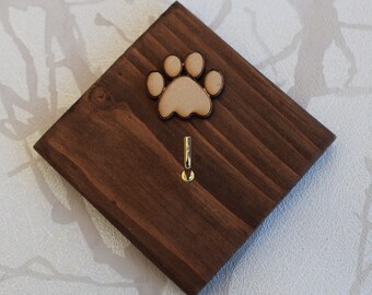 Correa para perro pequeña con huella de pata de madera de palé recuperada, colgador para medias, paño de cocina, llavero y gancho multiusos con etiqueta de regalo opcional.