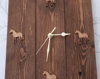 Reloj de pared con forma de caballo fabricado con madera de palets recuperada y etiquetas de regalo opcionales