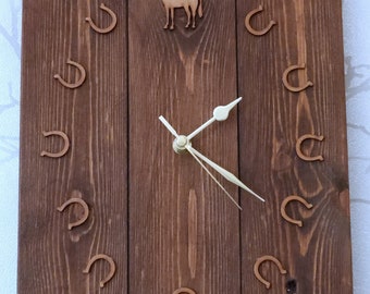 Reloj de pared con forma de caballo y herraduras de madera de palets recuperada con etiquetas de regalo opcionales