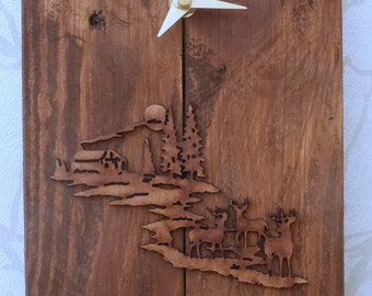 Árboles y ciervos de madera de palets recuperados / Ciervos y cabaña en el bosque / Reloj de pared forestal con etiqueta(s) de regalo opcional(es)