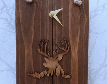 Reloj de pared con cabeza de ciervo de madera de palé recuperada y etiqueta de regalo opcional