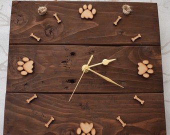 Reloj de perro de madera de palé recuperada: huellas de patas y huesos con etiquetas de regalo opcionales
