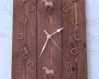 Reloj de pared con forma de caballo y herraduras de madera de palets recuperada con etiquetas de regalo opcionales