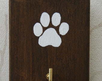 Gancho multiusos para correa de perro, medias, paño de cocina y llaves con huella de pata de madera reciclada de palets.