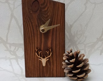 Cabeza de ciervo de madera de palé recuperada, reloj de ciervo independiente o para colgar en la pared con etiqueta(s) de regalo opcional(es)
