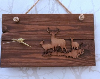 Reloj de pared con ciervo y madera de palé recuperada y etiqueta de regalo opcional