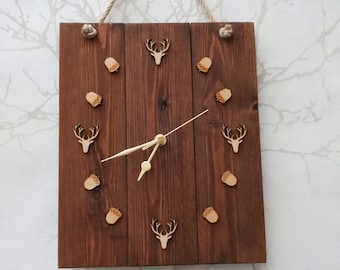 Reloj de pared de madera reciclada con cabeza de ciervo y bellota, estilo bosque, otoño, roble, con etiqueta de regalo opcional.