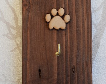 Correa para perro con huella de pata de madera de palé recuperada, colgador para medias, paño de cocina, llavero y gancho multiusos con etiqueta de regalo opcional.