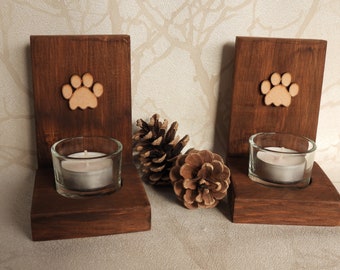 Portavelas de madera reciclada con forma de huella de pata de perro, con etiqueta de regalo opcional.
