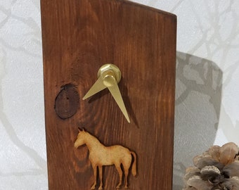 Reloj de mesa con forma de caballo hecho con madera de palets recuperada, de pie o para colgar en la pared, con etiquetas de regalo opcionales