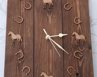 Reloj de pared con caballo y herraduras de madera de palets recuperados con etiqueta(s) de regalo opcional(es)
