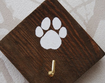 Correa para perro pequeña con huella de pata de madera de palé recuperada, colgador para medias, paño de cocina, llavero y multiusos.