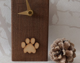 Reloj de sobremesa con huella de pata de perro de madera de palets recuperada, de pie o para colgar en la pared, más etiqueta(s) de regalo opcional(es)