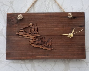 Cabaña de madera de palets recuperada en el bosque con ciervos / Reloj de pared con etiquetas de regalo opcionales