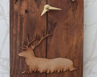 Reloj de pared con ciervo de madera de palé recuperada y etiqueta de regalo opcional