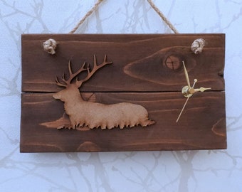 Reloj de pared con ciervo de madera de palé recuperada y etiqueta de regalo opcional