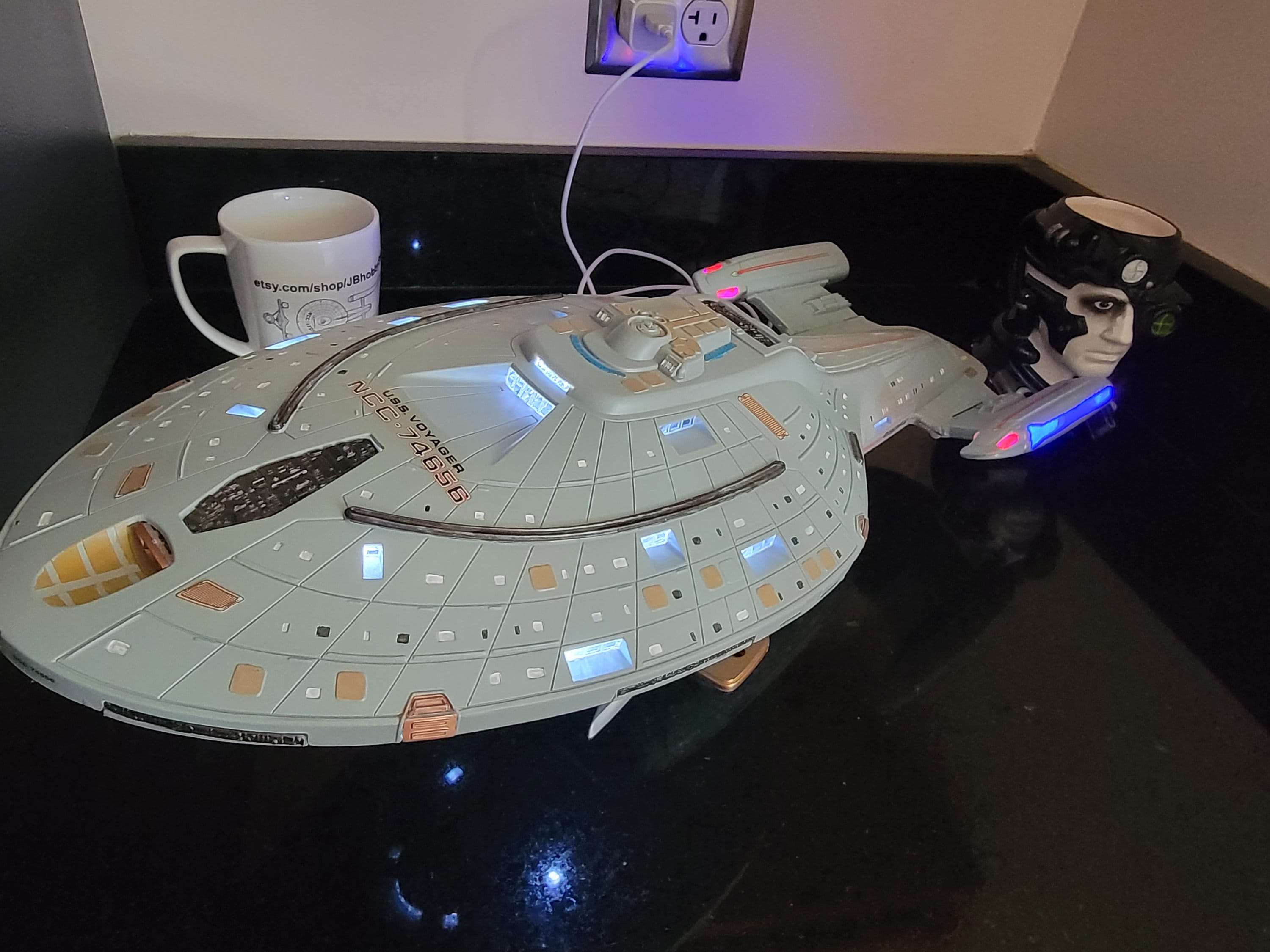 Star Trek U.S.S. Voyager 1/650 Scale Lighted Prop Ready for