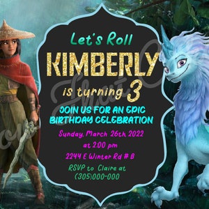 Op de afbeelding: Verjaardagsuitnodiging met een zwarte achtergrond en gouden glittertekst die "Let's Roll Kimberly is turning 3" zegt. De uitnodiging bevat ook een blauwe en groene draak en een meisje in een rode en groene outfit die een blauwe gloeiende bol vasthoudt.