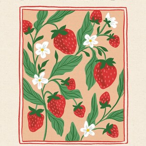 Pu&ograve; includere: Illustrazione rettangolare con il testo "FRUIT MARKET" in alto e "FRESH STRAWBERRIES" in basso. L'immagine presenta fragole rosse, foglie verdi e fiori bianchi su uno sfondo color pesca, incorniciata da un bordo rosso.