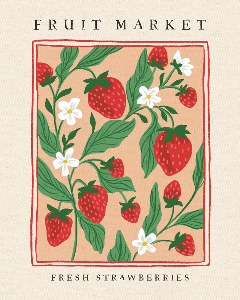 Pu&ograve; includere: Illustrazione rettangolare con il testo "FRUIT MARKET" in alto e "FRESH STRAWBERRIES" in basso. L'immagine presenta fragole rosse, foglie verdi e fiori bianchi su uno sfondo color pesca, incorniciata da un bordo rosso.