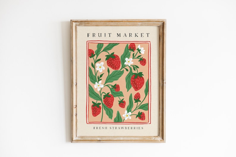Pu&ograve; includere: Stampa artistica incorniciata con un design a fragole. L'opera presenta fragole rosse, foglie verdi e fiori bianchi su sfondo beige, incorniciata da un bordo rosso. Le parole "FRUIT MARKET" e "FRESH STRAWBERRIES" sono stampate.