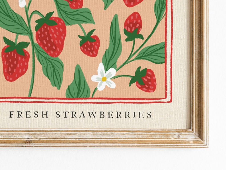 Pu&ograve; includere: Stampa incorniciata con un'illustrazione di fragole. L'opera presenta fragole rosse, foglie verdi e fiori bianchi su uno sfondo color pesca. Il testo "FRESH STRAWBERRIES" &egrave; in basso, all'interno di un bordo rosso.