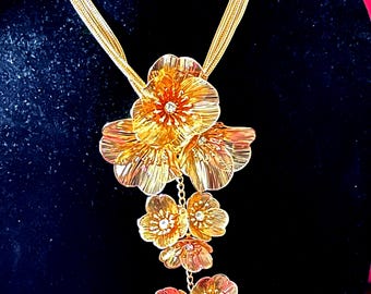 Lange gouden ketting met bloemhanger