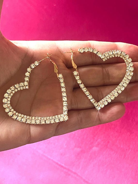 Orecchini a cerchio dorati con charms di ciliegie e farfalle, perline in resina | Paris Fashion Shops