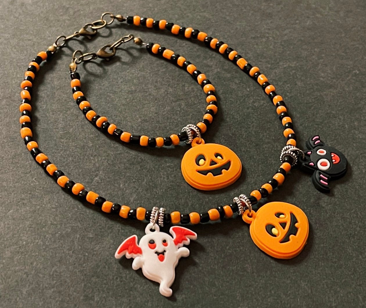 PH PandaHall 1383 Perline di Halloween per Realizzare Braccialetti, Kit di Braccialetti 'Amicizia con 24 kit di Perline Acriliche per La Creazione e L'Artigianato di Gioielli di Halloween