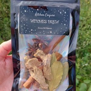 Może przedstawiać: Czarny woreczek z przezroczystym okienkiem, w kt&oacute;rym widać mieszankę przypraw i zi&oacute;ł do gotowania w garnku. Etykieta głosi "Kitchen Conjure Witches Brew Simmer Pot Potpourri".