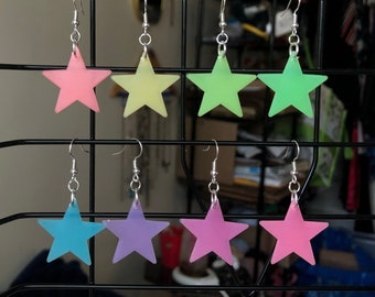 Pendientes de estrella que brillan en la oscuridad: Joyería celestial con un toque original para fiestas rave.