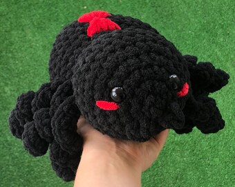 Araña viuda negra de peluche suave de ganchillo con colmillos, cara bordada en negro y rojo, kawaii, gótica, punk