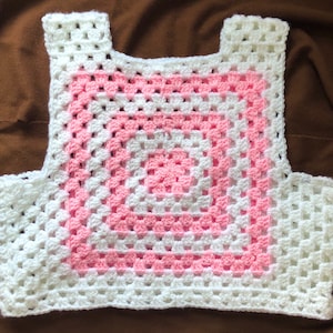 Colete Quadrado Vovó Rosa e Branco Crochê Feito à Mão Slow Fashion Cottagecore