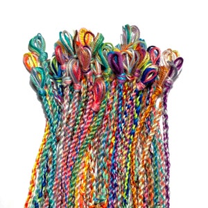 BULK Mini gewebte Freundschaftsarmbänder Fußkettchen, perfekt für kleine Geschenke / Gastgeschenke Faden Wunsch Baumwolle Twist Krawatte Geschenk Lehrer Partys