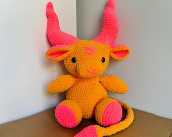 Peluche de ganchillo Baphomet en color rosa neón y naranja, cabra espeluznante, amigurumi, punk, pastel, gótico, emo, vudú, rosa, negro, blando, ocultismo, diablo, satánico