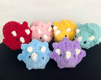 Peluche de Triceratops de ganchillo: Dinosaurio de peluche amigurumi en tonos pastel