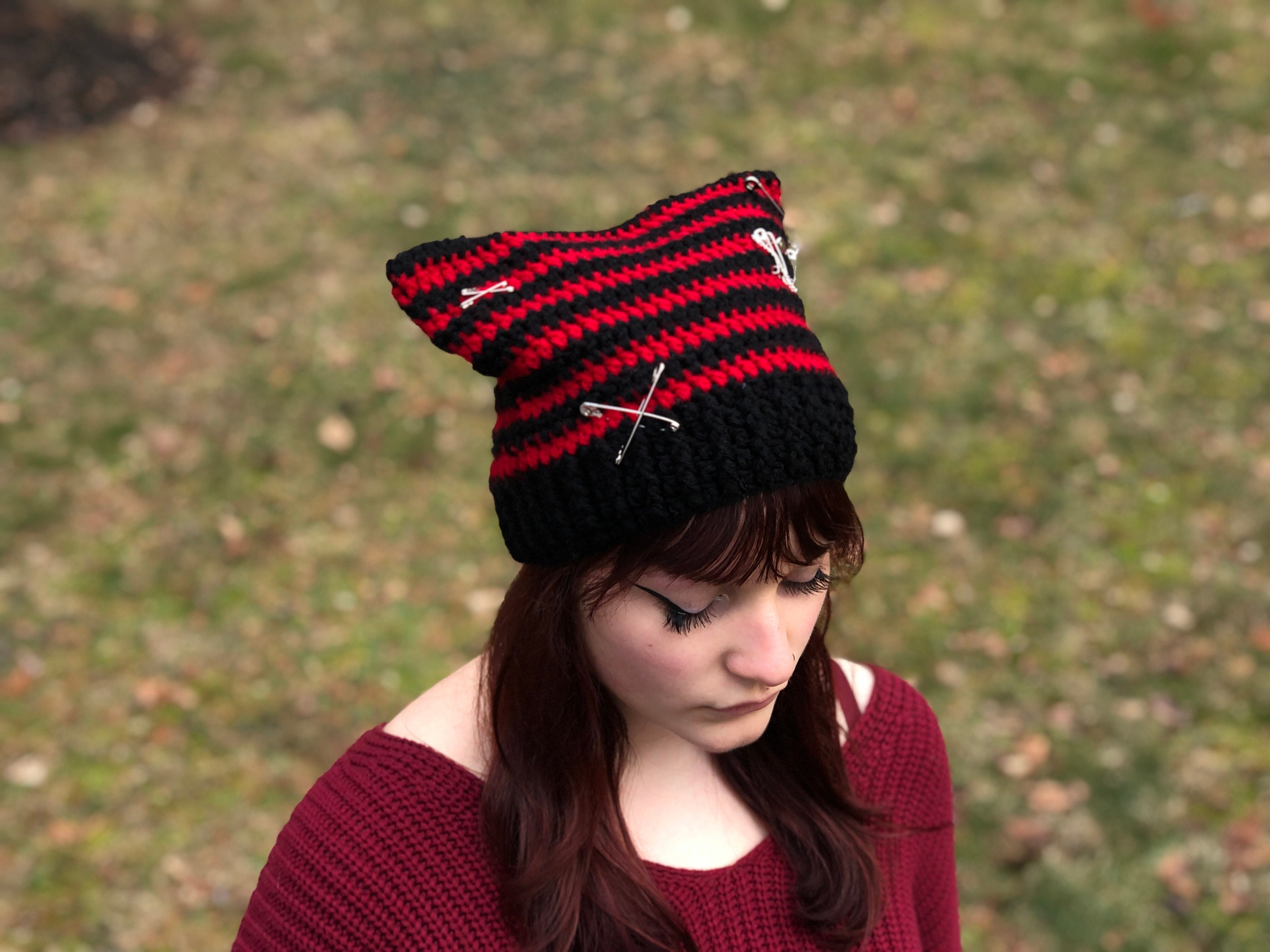 Rouge et noir Punk Rayé Cat Crochet Chapeau avec épingles de