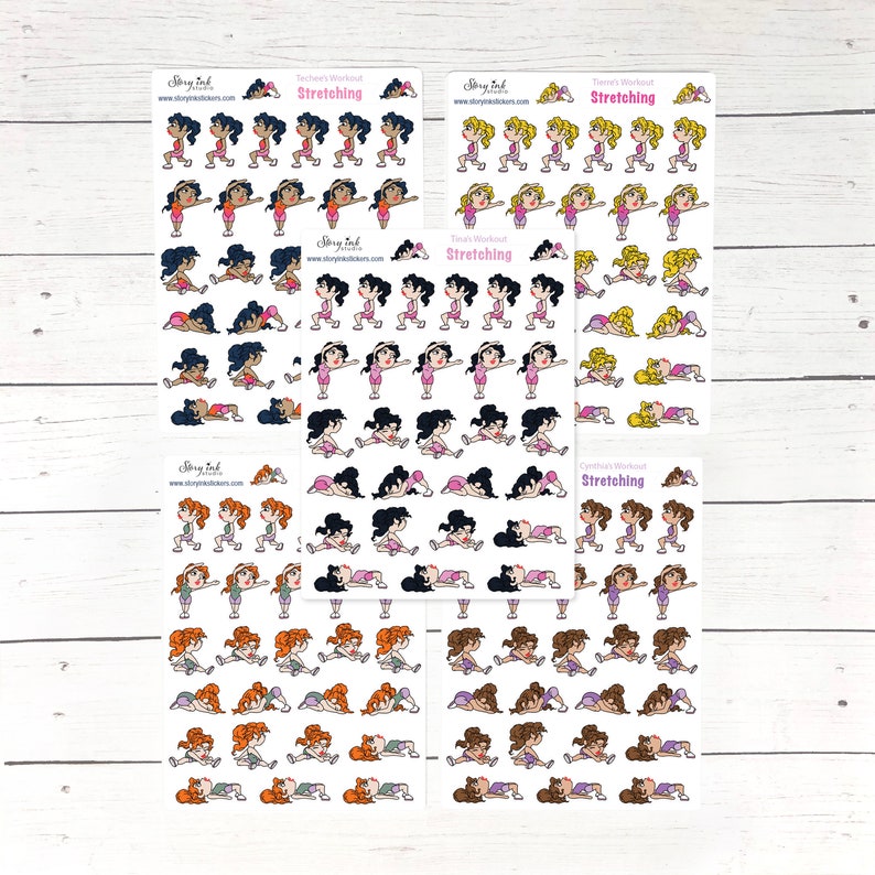 Pu&ograve; includere: Fogli di adesivi con illustrazioni di cartoni animati di donne che eseguono esercizi di stretching. Ogni foglio include il testo "Techew's Workout Stretching", "Teta's Workout Stretching", o "Cynthia's Workout Stretching" e il logo Story Ink.