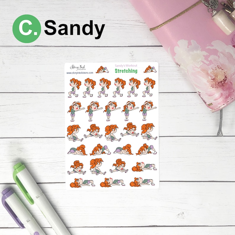 Pu&ograve; includere: Un foglio di adesivi con illustrazioni di una donna dei cartoni animati che esegue esercizi di stretching. Gli adesivi sono etichettati "Sandy's Workout Stretching" e includono il testo "C. Sandy". Sfondo bianco con effetto legno.