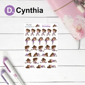Pu&ograve; includere: Un foglio di adesivi con una donna dei cartoni animati in varie pose di stretching. Gli adesivi sono etichettati "Cynthia's Workout Stretching" e includono il logo di Story Ink Studio. Su sfondo bianco.