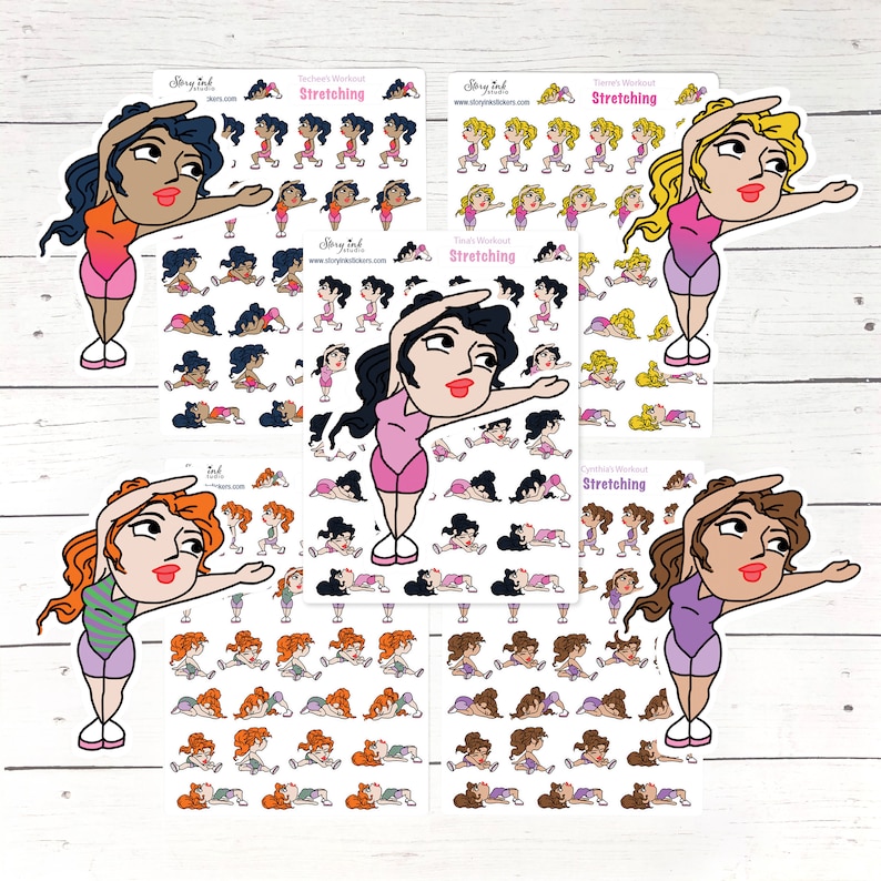 Pu&ograve; includere: Diversi fogli di adesivi con illustrazioni di cartoni animati di donne che si allungano. Ogni foglio include una grande donna dei cartoni animati e immagini pi&ugrave; piccole di esercizi di stretching. La parola "Stretching" &egrave; visibile.