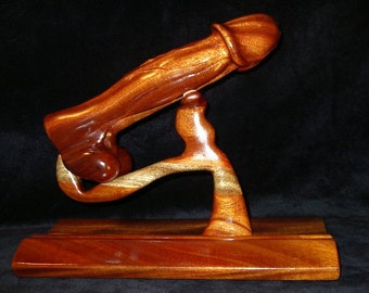 Escultura de órgano masculino (pene) de madera de anacardo puro africano sobre un podio pieza única