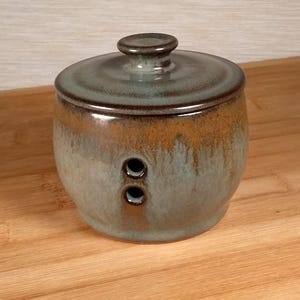 Small Garlic Jar, Garlic Keeper, Ceramic Handmade Stoneware Pottery #57040