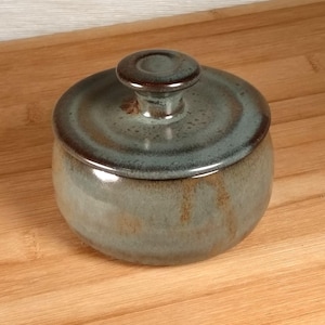 Small French Butter Dish, ( 3 oz, 88 ml ), Beurrier Breton, Ceramic Handmade Stoneware Pottery #59078