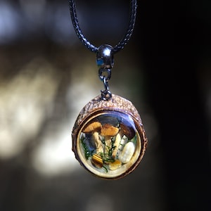 Collar de hongo de cristal: colgante de terrario de resina y madera